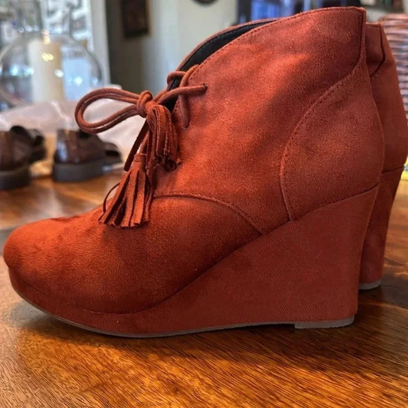 Report burnt orange wedge booties. Size 7 EUC. - Picture 4 of 6